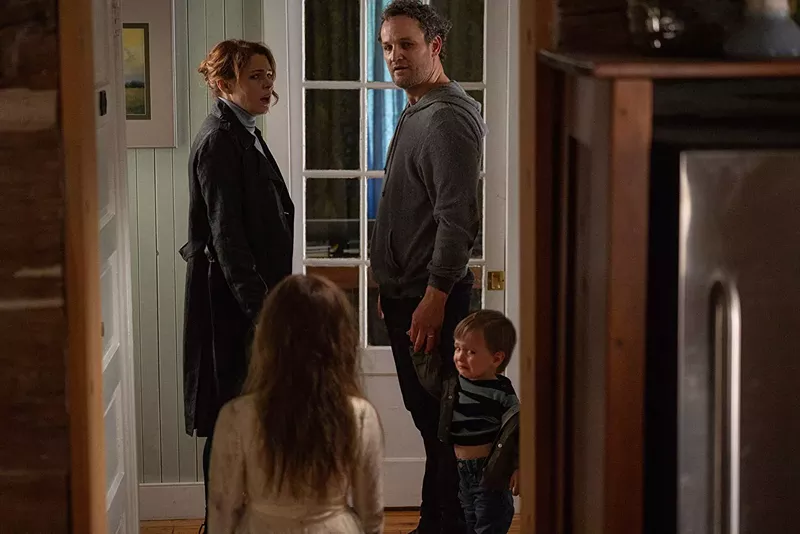 Image: Amy Seimetz (left), Jeté Laurence, Jason Clarke, and Hugo Lavoie in Pet Sematary