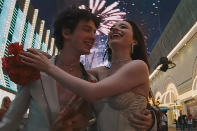 Image: Still of Mark Eydelshteyn and Mikey Madison in Anora