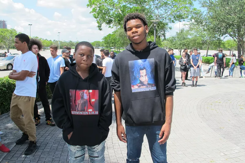 Image: Fans in line at XXXTentacion's memorial.