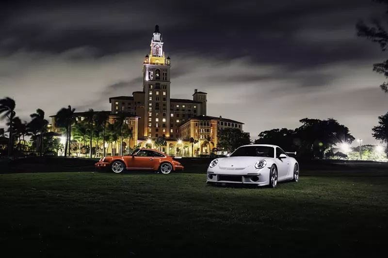 Image: Sports cars in the night next to a hotel