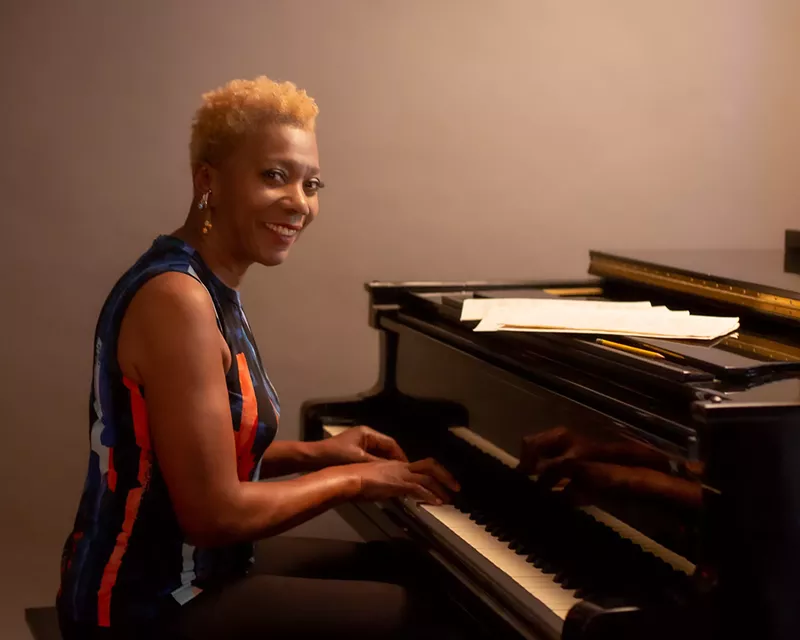 Image: Carmen Lundy at the paino