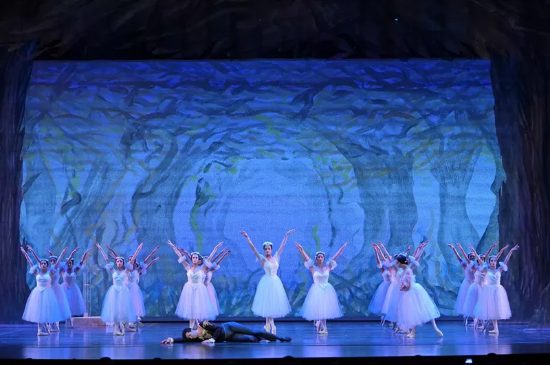 Image: Ballet dancers in costume on stage