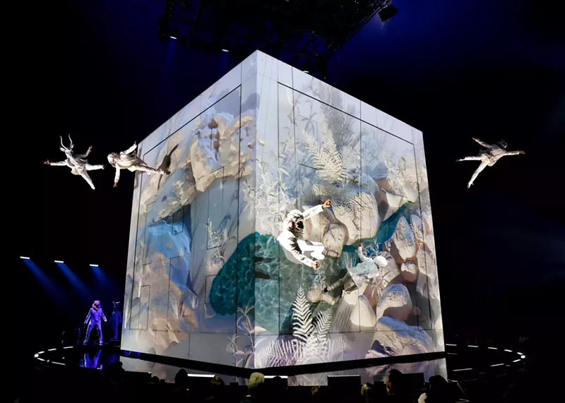 Image: The cube with projections in Cirque du Soleil's show Echo
