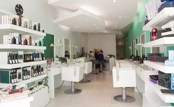 Image: Elle Air Blow Dry + Makeup Bar