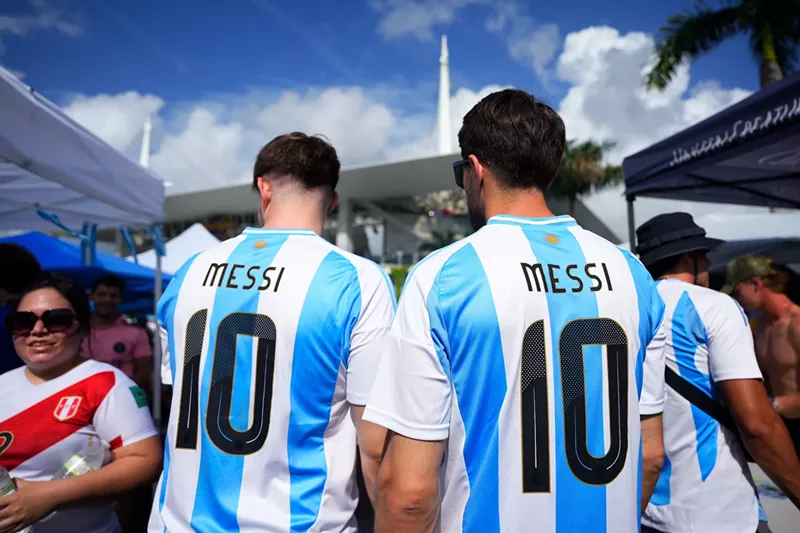 Image: Two Argentina fans wearing Messi jerseys