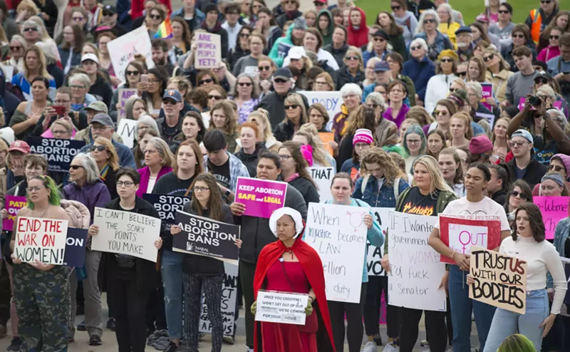 Image: Women protesting and holding signs in favor of abortion rights