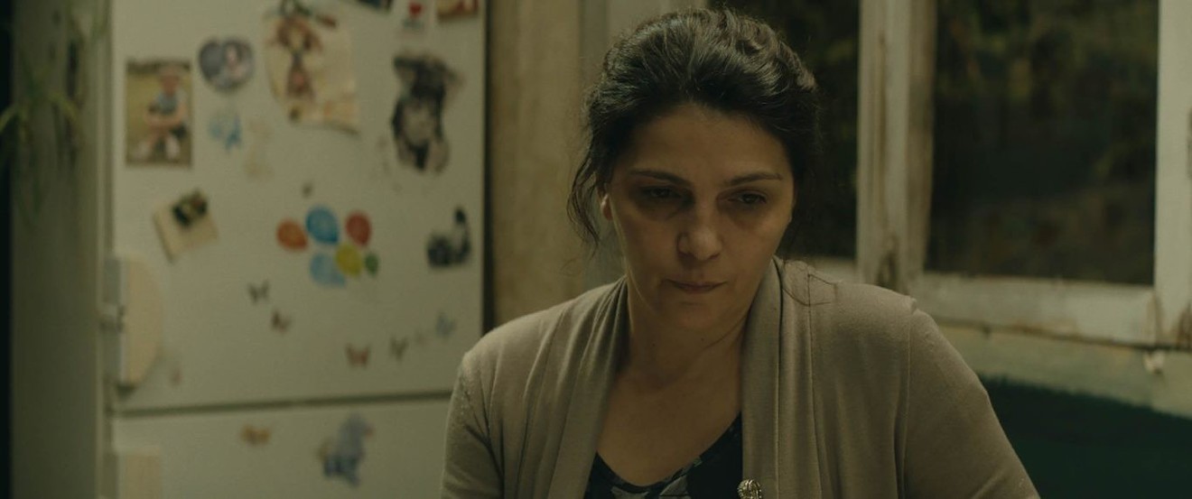 In  My Happy Family, Ia Shugliashvili plays 52-year-old literature teacher Manana, who  decides to leave her husband, her two grown kids and her mom and dad to find a quiet place for herself.