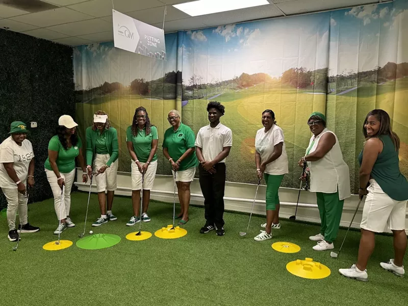 Image: People teeing up inside Golf Miami 305