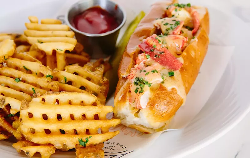 Image: Lobster roll at Izzy's