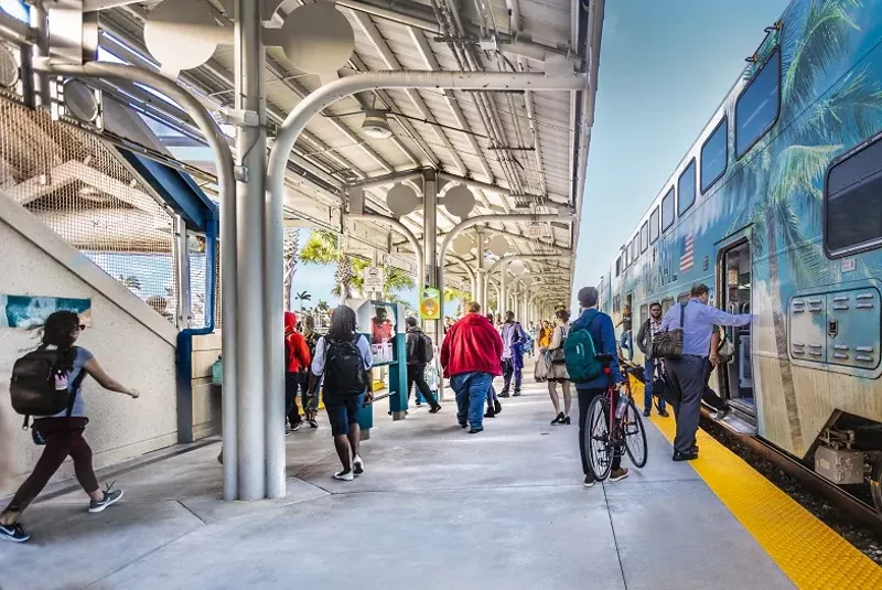 Image: Riders get on and off Tri-Rail train