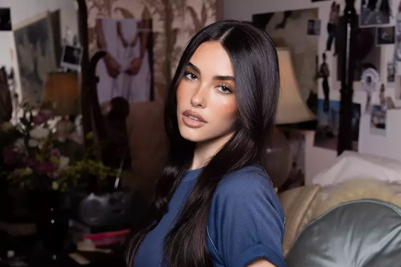 Image: Portrait of Madison beer in a blue T-shirt