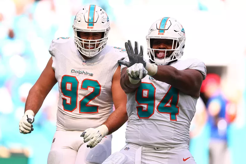 Image: Dolphins players Sieler and Wilkins stand next to one another