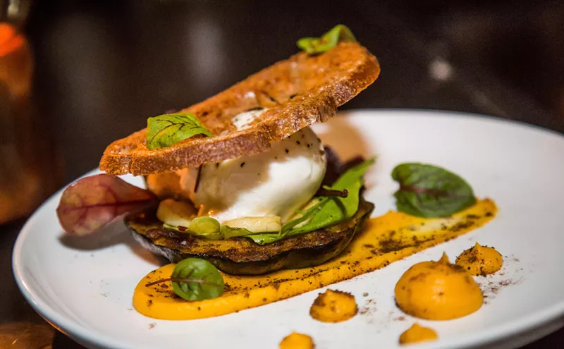 Image: Miami's Best Eats and Drinks This Week: $5 Burgers at Commonwealth, Getting Crabby, and Mixology Class