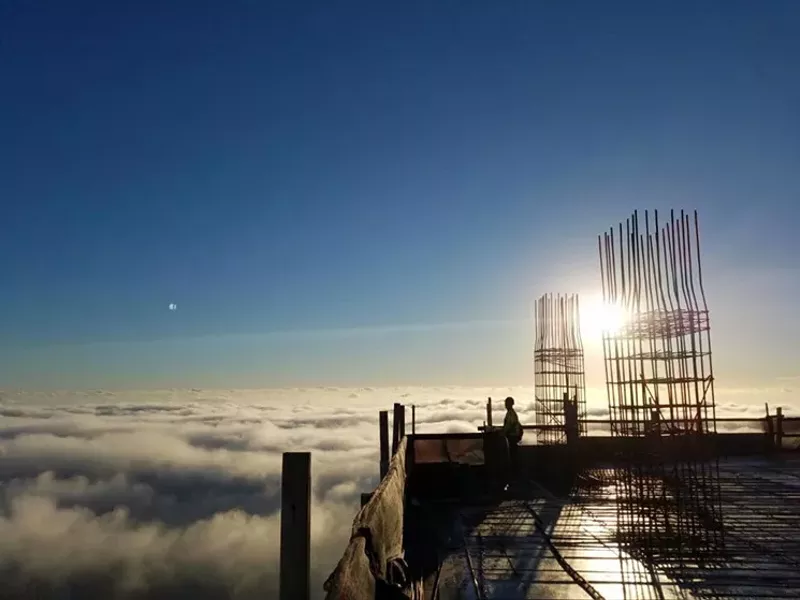 Image: Workers above the clouds at the Panorama Tower in Brickell.