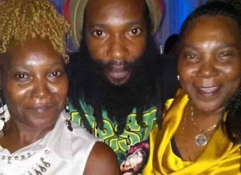 Image: Antwon Cooper poses with his mother and grandmother.