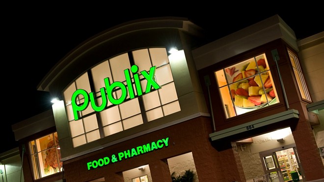 photo of a publix grocery store at night with green signage illuminated in all its glory