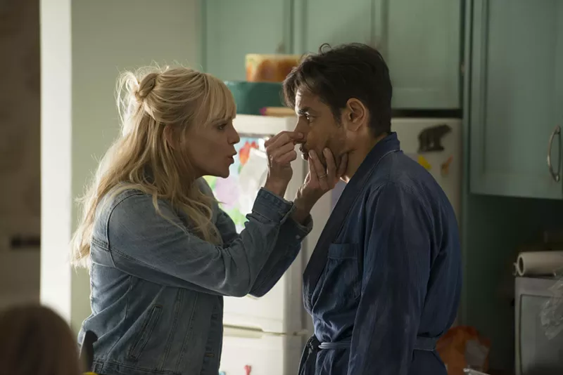 Image: Anna Faris (left) plays Kate Sullivan, a pizza-delivering, carpet-cleaning, single mom of three who gets tossed off a yacht owned by Leonardo Montenegro (Eugenio Derbez), the spoiled-rotten bad boy of a rich Mexican family, in Overboard.