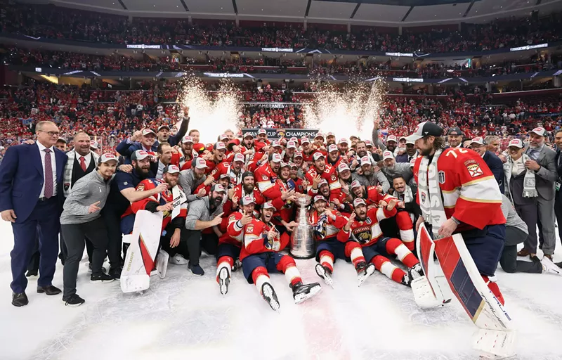 Image: The Florida Panthers gather on the ice to celebrate and pose for a team photo after winning their first championship