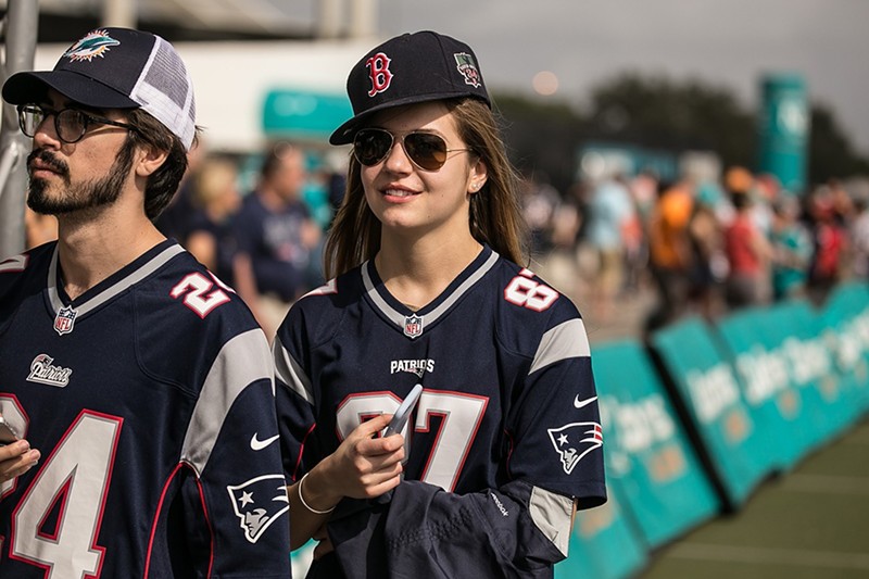 Dejected New England Patriots quarterback Tom Brady watches the final  seconds tick off the clock against the Miami Dolphins at Landshark stadium  in Miami on December 6, 2009 Stock Photo - Alamy