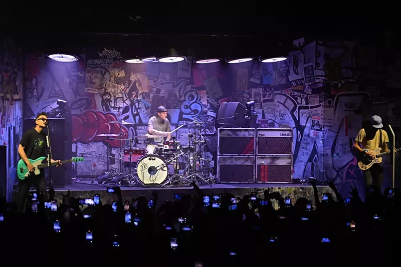 Image: Picture of Blink-182 performing on stage