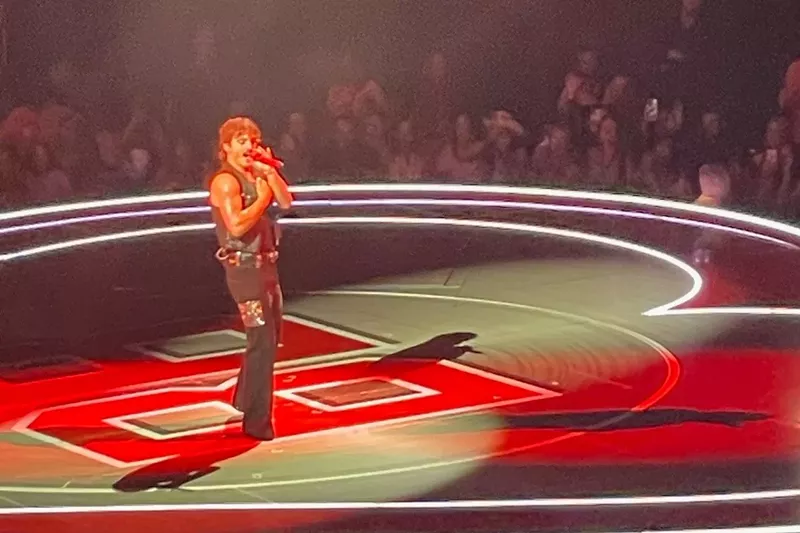 Image: Picture of Benson Boone on stage in Miami singing during a concert.