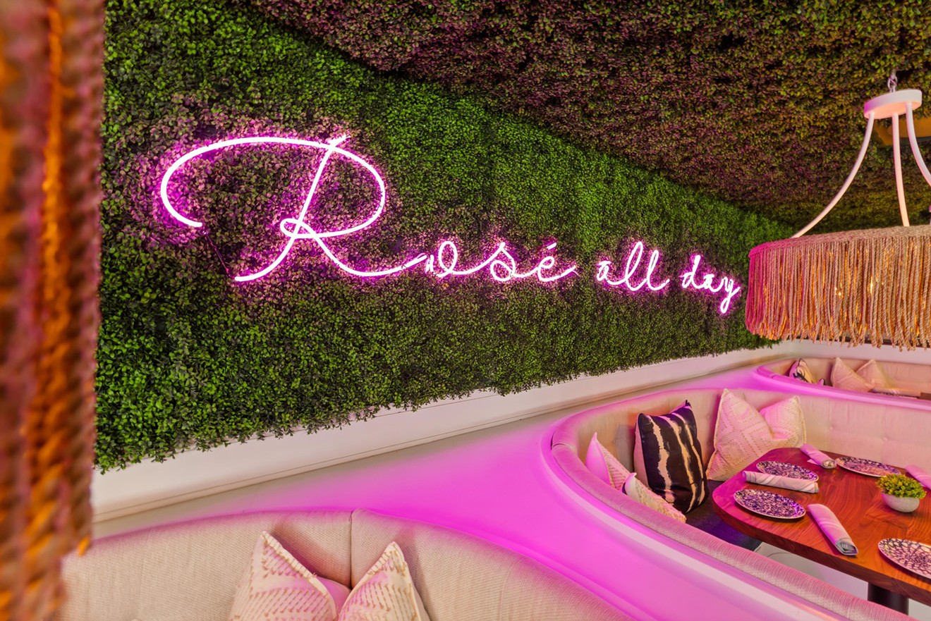 Inspired by the feeling of long summer days, the Hampton Social brings its sunny decor, coastal-inspired cuisine, a photo-worthy neon sign in its main dining room, and craft cocktails to Miami.