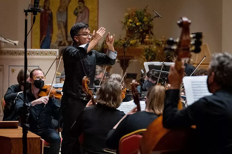 Image: Guest conductor Rubén Valenzuela leading the orchestra