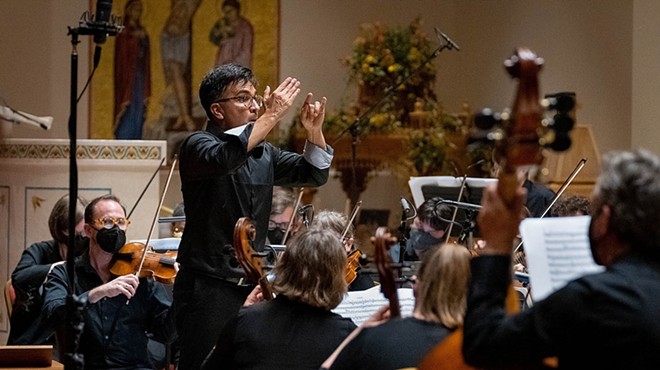 Guest conductor Rubén Valenzuela leading the orchestra