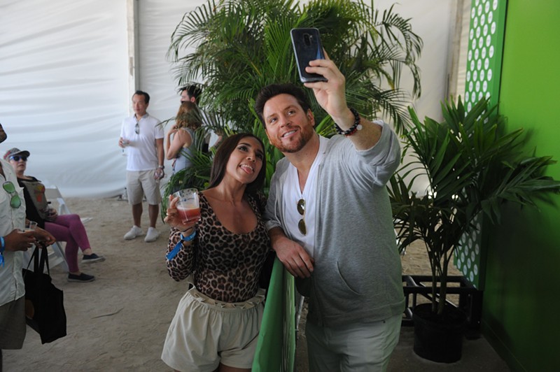 Scott Conant, celebrity chef, restaurateur, and cookbook author, takes a selfie with a fan.