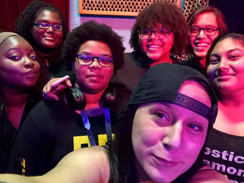 Image: Suenalo singer Michelle Forman, center.