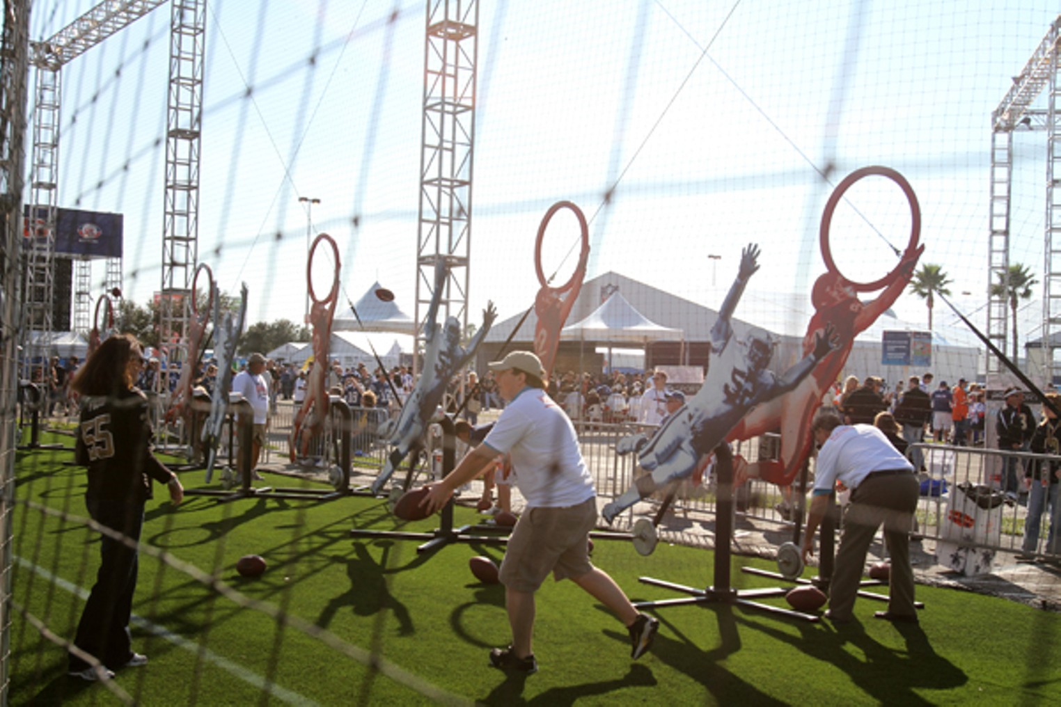 Photo: Super Bowl XLIV Colts Saints Media Day in Miami - SBP2010020239 