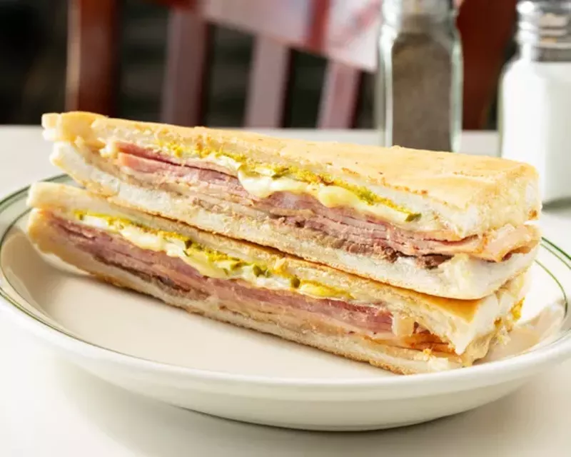 Image: A sandwich on a plate