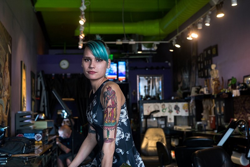 Professional tattooer working tattooing in tattoo parlor Stock Photo |  Adobe Stock