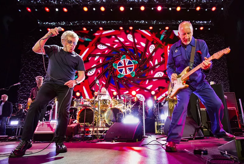 Image: Two musicians are playing on stage.