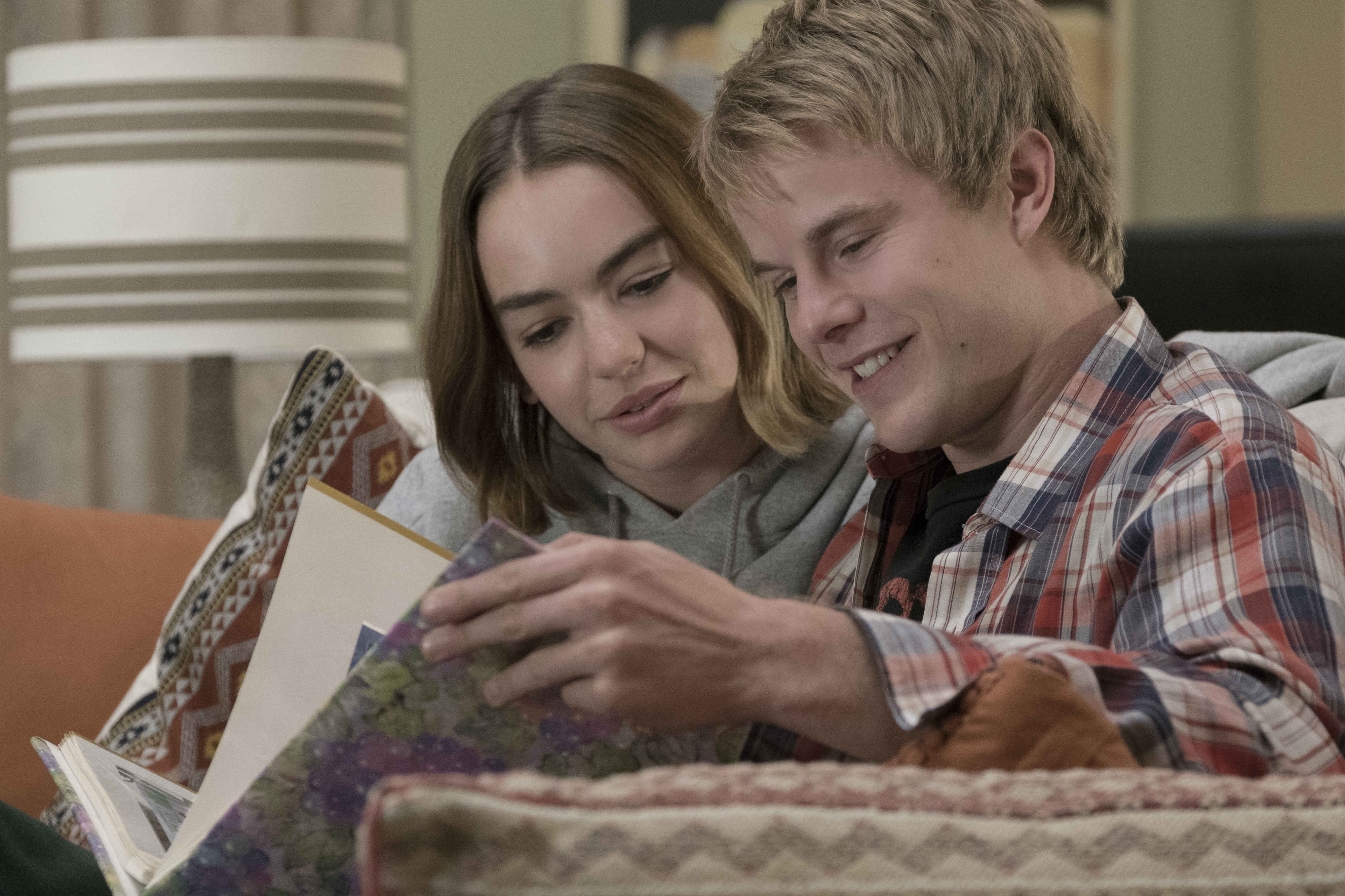 Atypical's Brigette Lundy Paine and Graham Rogers - EDDY CHEN/NETFLIX