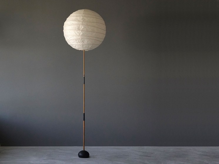 An Akari floor lamp by Japanese-American designer Isamu Noguchi from Victor Berga. - ©VICTOR BERGA