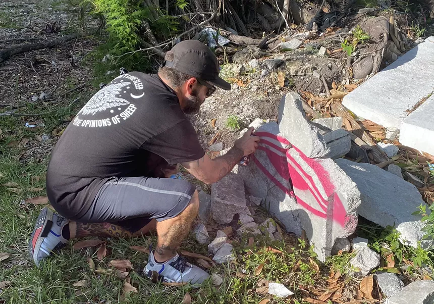 Artist David Anasagasti creates a quick art piece from a pile of rocks. - PHOTO BY CAROLINA DEL BUSTO