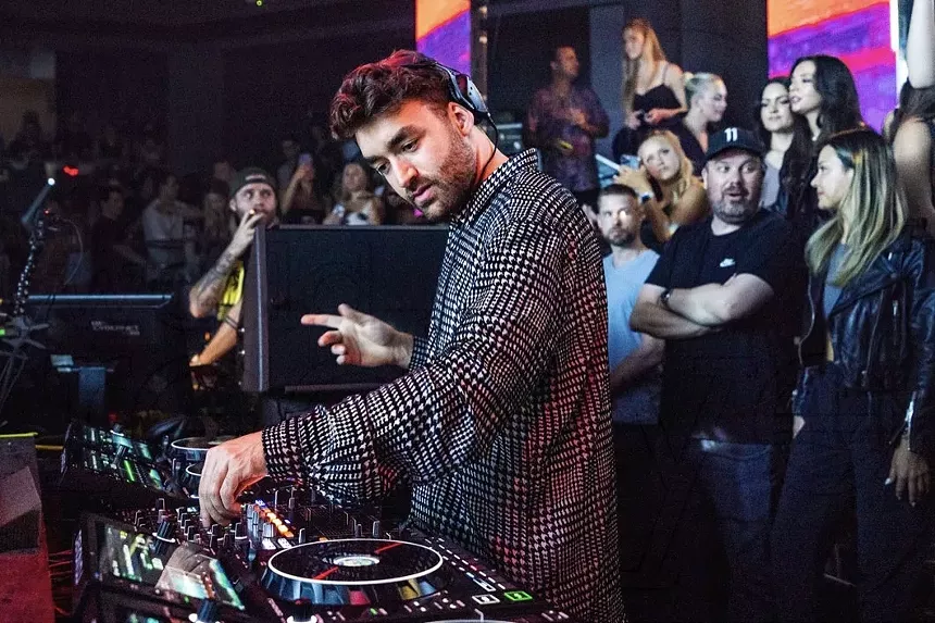 Oliver Heldens - WORLD OF RED EYES