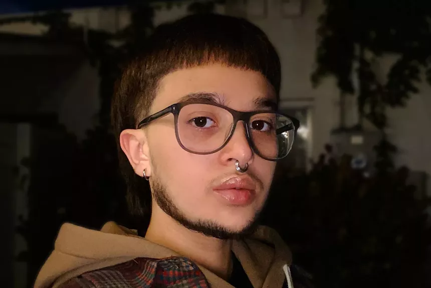 Portrait of Lunes Oña wearing glasses