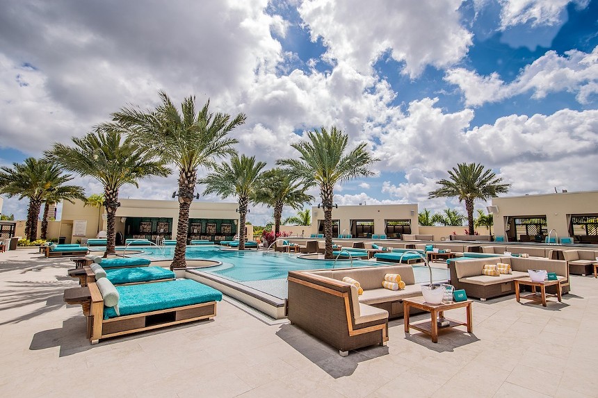 The pool and cabanas at Daer Dayclub