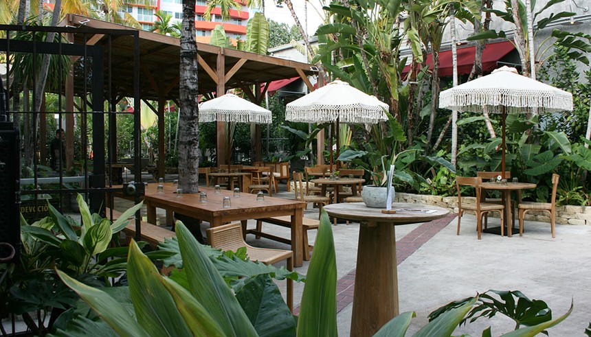 an outdoor dining area