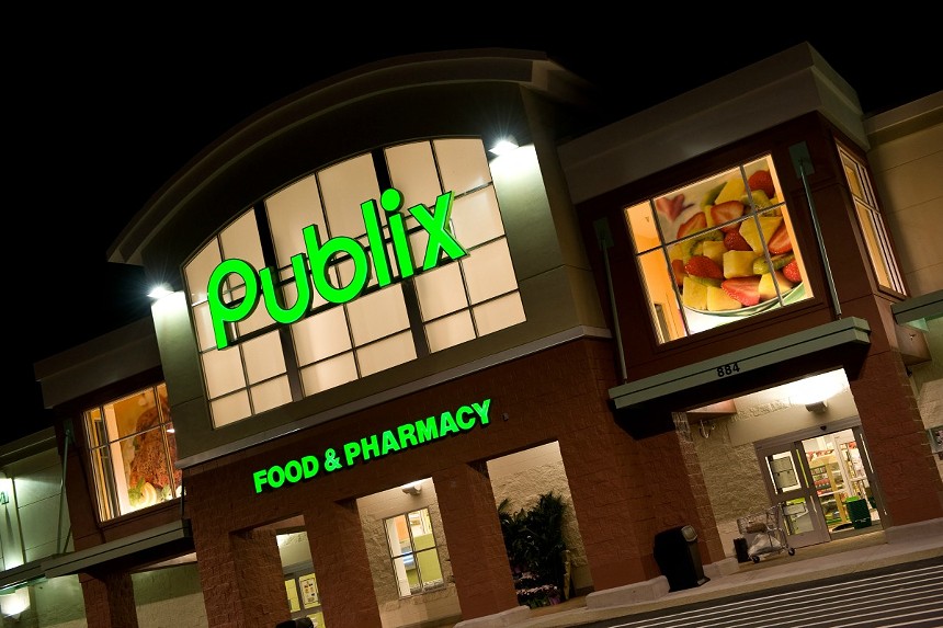 photo of a publix grocery store at night with green signage illuminated in all its glory