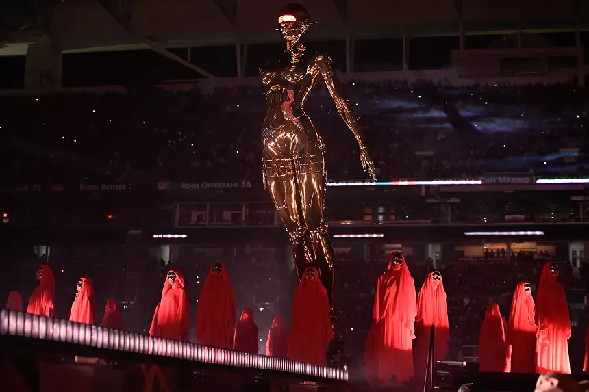Robot on stage at the weeknd show.