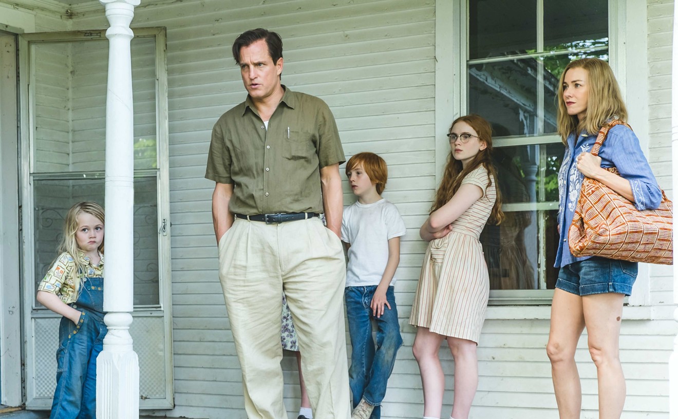 Woody Harrelson plays an itinerant dreamer/drunk of a dad in The Glass Castle.