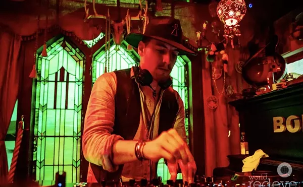 Eyes on Miami: Karol&iacute;na Kurkov&aacute;, Belinda Stronach, Two Friends, and Others