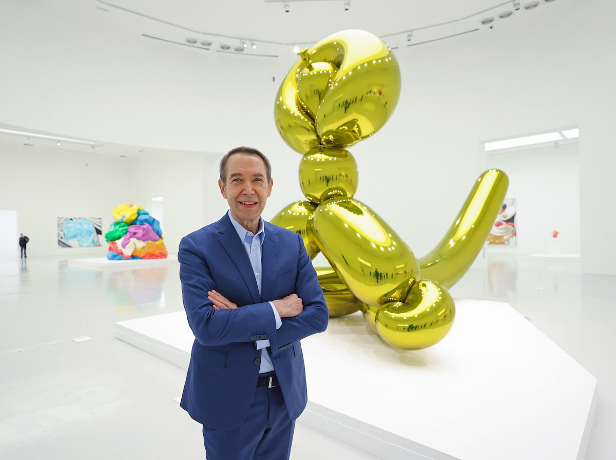 34k sculpture by the most expensive living artist Jeff Koons is smashed at  VIP exhibition preview in Miami