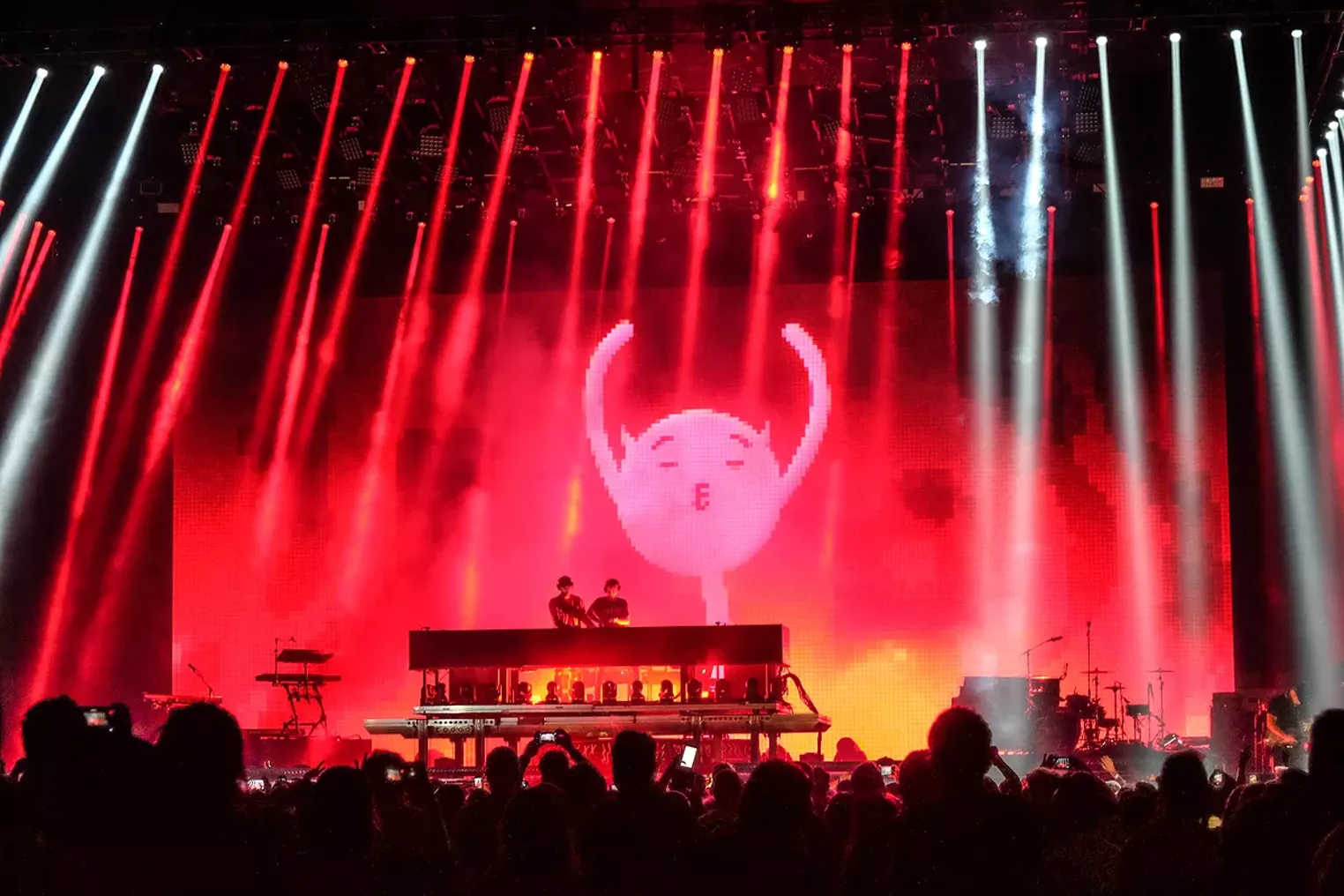 The Chainsmokers Kick Off Their 2017 Memories Tour at American Airlines