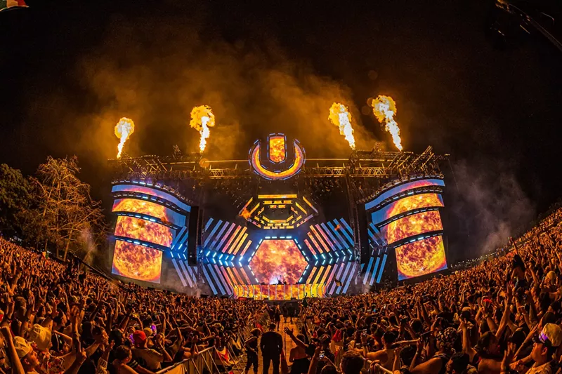 Image: Ultra main stage with an enormous crowd gathered in front of it