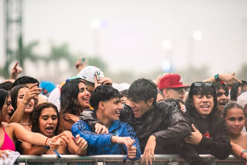 Image: The crowd soak by the rain at Vibra Urbana