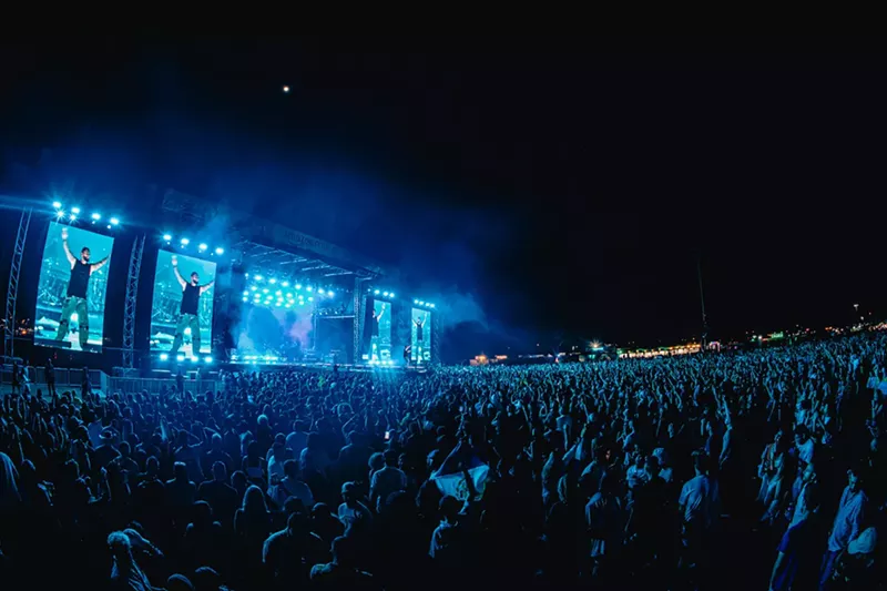 Image: Crowd cheering before the stage at Vibra Urbana